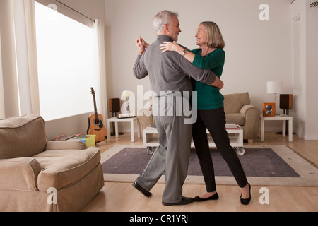 USA, California, Los Angeles, älteres paar tanzen zu Hause Stockfoto