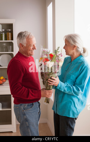 USA, California, Los Angeles, Senior woman Frau Blume verleihen Stockfoto