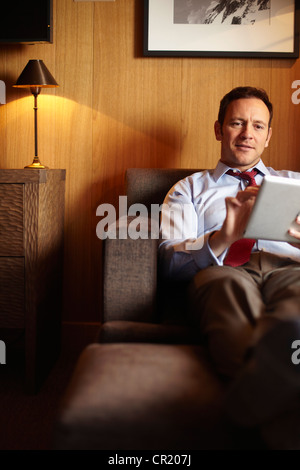 Geschäftsfrau mit Tablet im Hotelzimmer Stockfoto