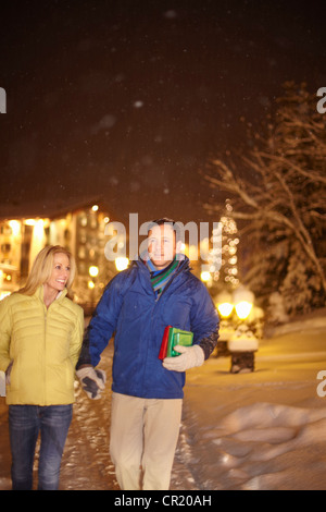 Paare, die zusammen im Schnee Stockfoto