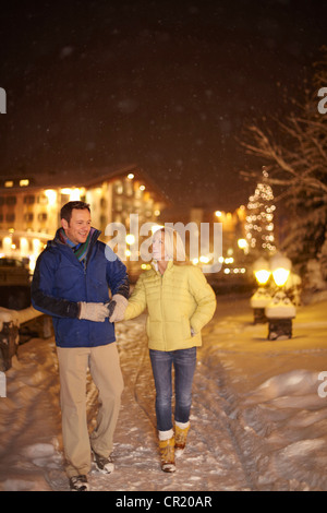 Paare, die zusammen im Schnee Stockfoto