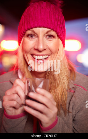 Frau trinken Tasse Kaffee Stockfoto