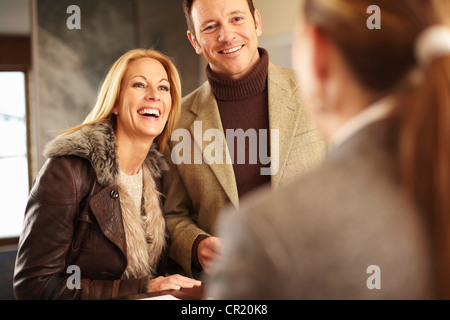 Paar, Hotel Check-in Stockfoto