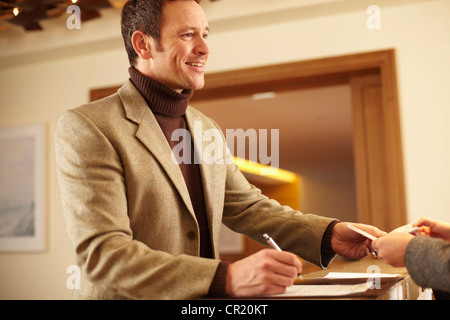 Mann zum Hotel einchecken Stockfoto