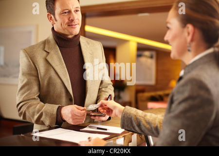 Mann zum Hotel einchecken Stockfoto