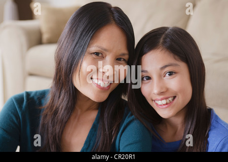 USA, California, Los Angeles, Porträt von Mutter und Tochter lächelnd Stockfoto