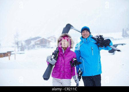 Paar Ski und Stöcke im Schnee Stockfoto