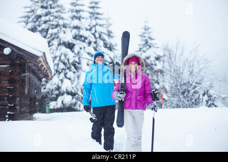 Paar Ski und Stöcke im Schnee Stockfoto