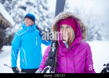 Paar Ski und Stöcke im Schnee Stockfoto