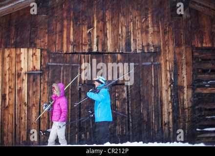 Paar Ski und Stöcke im Schnee Stockfoto