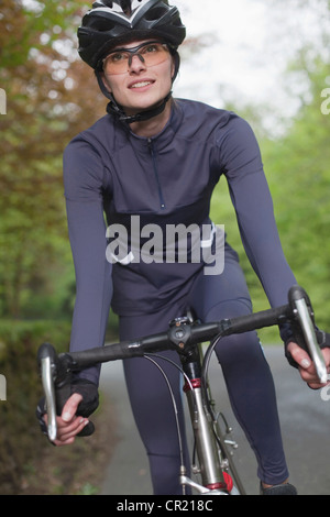 Radfahrer fahren auf der Landstraße Stockfoto