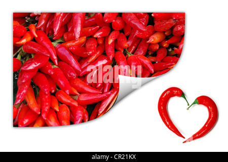 Ein Haufen von roten Chilischoten Bild mit zwei Paprika bilden eine Form des Herzens. Heiß geliebte Symbol. Stockfoto