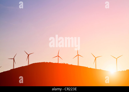 Silhouette der Windmühlen auf ländlichen Hügeln Stockfoto