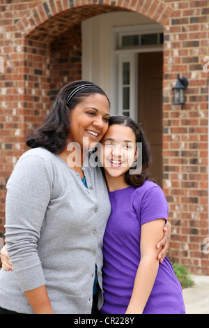 Eine Mischrasse Mutter und Tochter zu Hause Stockfoto