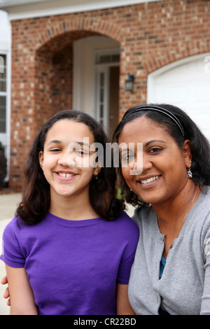 Eine Mischrasse Mutter und Tochter zu Hause Stockfoto