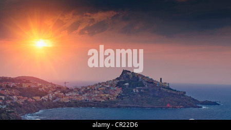 Sonnenuntergang über Dorf am Hang Stockfoto