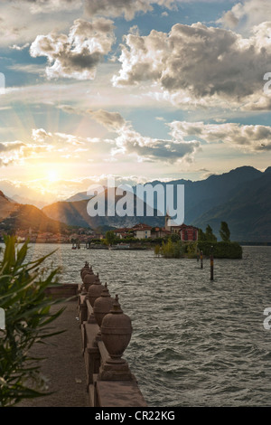 Sonne über Küste Dorf Stockfoto