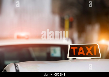 Nahaufnahme von Taxischild auf Kabinendach Stockfoto