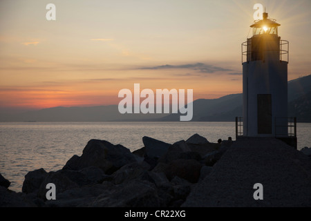 Leuchtturm über felsigen Strand Stockfoto