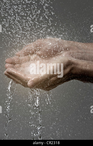 Frau, Wasser in der hohlen Hand zu fangen Stockfoto