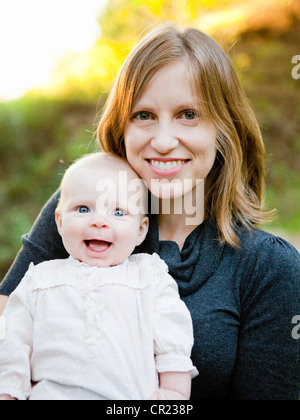 USA, California, Los Angeles, Porträt von Mutter und Tochter (18-23 Monate) Stockfoto