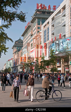 China: Beijing Wangfujing Einkaufsstraße beschäftigt Einzelhandel Stockfoto