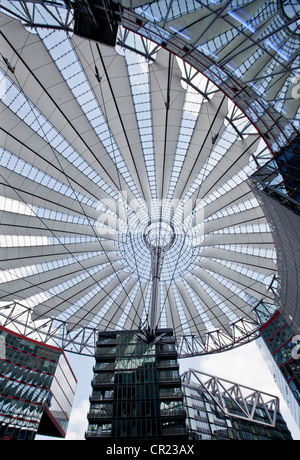 Niedrigen Winkel Ansicht der reich verzierte gläserne Decke Stockfoto