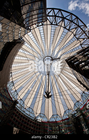 Niedrigen Winkel Ansicht der reich verzierte gläserne Decke Stockfoto