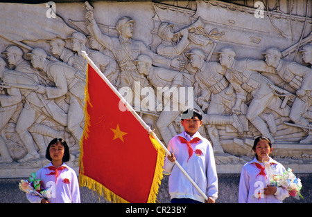 Junger Pionier Ehrengarde während Nationalfeiertag am Denkmal für die Helden der Völker in Pekings Tian An Men Square Stockfoto