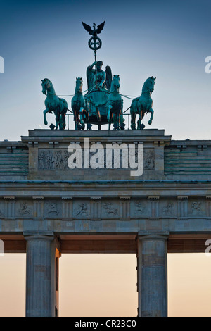 Kunstvolle Statuen auf columned Gebäude Stockfoto