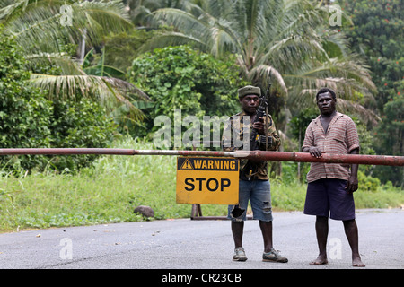 Bewaffnete BH militanten Bewachung der Straße um die liegengebliebenen Copper Mine auf der Insel der autonomen Region Bougainville, PNG Stockfoto