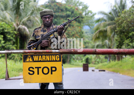 Bewaffnete BH militanten Bewachung der Straße um die liegengebliebenen Copper Mine auf der Insel der autonomen Region Bougainville, PNG Stockfoto