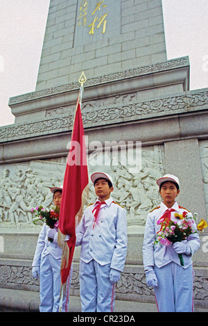 Junger Pionier Ehrengarde während Nationalfeiertag am Denkmal für die Helden der Völker in Pekings Tian An Men Square Stockfoto