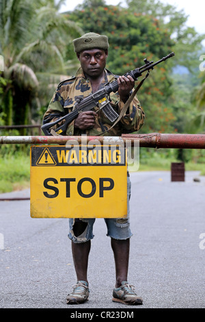 Bewaffnete BH militanten Bewachung der Straße um die liegengebliebenen Copper Mine auf der Insel der autonomen Region Bougainville, PNG Stockfoto