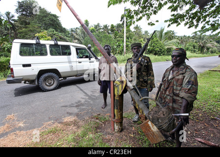 Bewaffnete BH militanten Bewachung der Straße um die liegengebliebenen Copper Mine auf der Insel der autonomen Region Bougainville, PNG Stockfoto