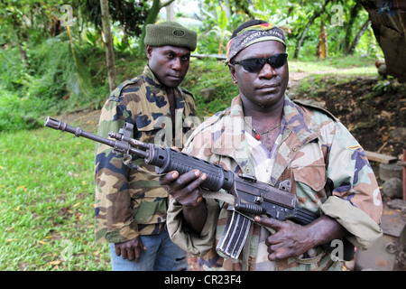 Bewaffnete BH militanten Bewachung der Straße um die liegengebliebenen Copper Mine auf der Insel der autonomen Region Bougainville, PNG Stockfoto