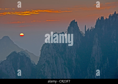 Huangshan Sonnenaufgang über der Nordsee (Beihai) von Lion Peak Stockfoto