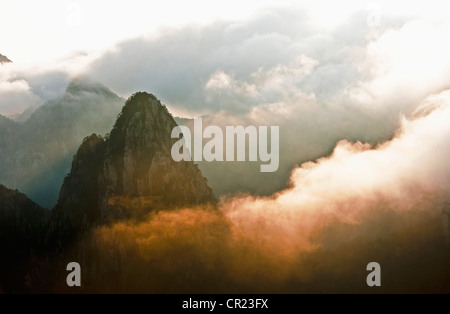 China: Huangshan (Yellow Mountain) Sonnenaufgang über der Nordsee (Beihai) von Lion Peak Stockfoto