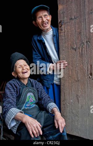 Älteres Ehepaar im Haus bei Guan Tian Shan, einem Miao Nationalität Dorf in der Nähe von Fenghuang (Phoenix Altstadt), Hunan, China Stockfoto