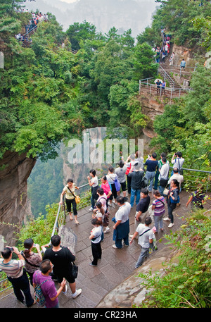 Touristen in Zhangjiajie National Forest Park in der Provinz Hunan Stockfoto
