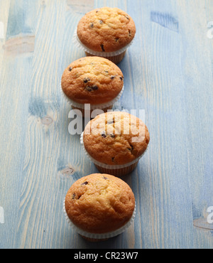 Nahaufnahme von Muffins auf Holztisch Stockfoto