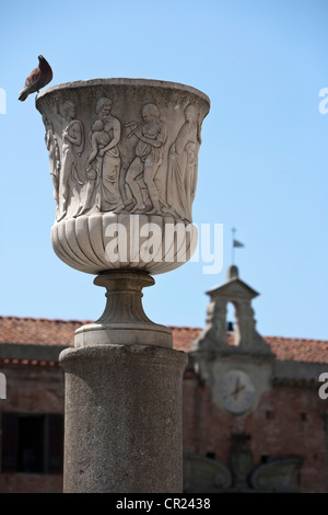 Taube thront auf kunstvolle statue Stockfoto