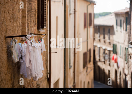 Wäsche hängen vom Wohnung Fenster Stockfoto