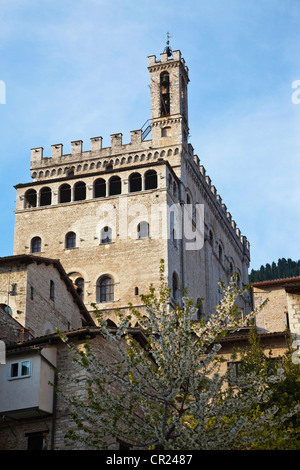 Bell Tower mit Blick auf Dorf Stockfoto