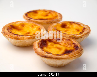 Nahaufnahme der typische portugiesische Süßspeise Gebäck Pastéis de Nata - portugiesische Puddingtörtchen mit Ei Stockfoto