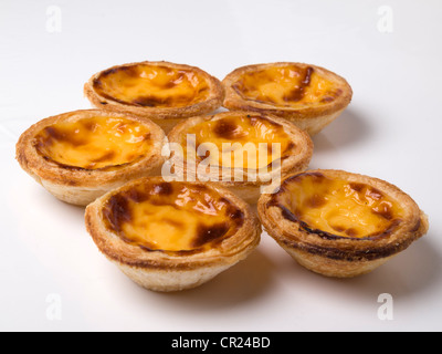 Nahaufnahme der typische portugiesische Süßspeise Gebäck Pastéis de Nata - portugiesische Puddingtörtchen mit Ei Stockfoto