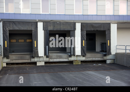 Bild von drei Laderampen für LKW verwendet, um die Ware entladen Stockfoto