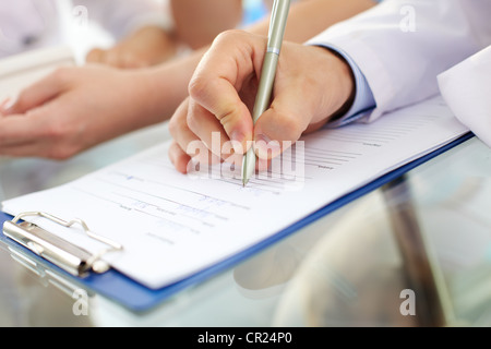 Hand des Arztes mit Stift schreiben auf Rezept leer Stockfoto