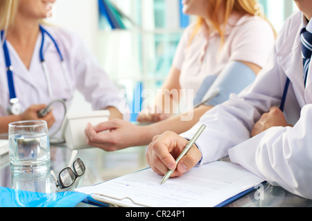 Nahaufnahme des Arztes mit Stift schreiben auf Rezept leer auf ärztliche Beratung Stockfoto