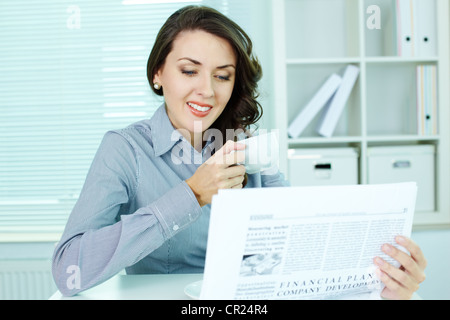 Office Girl Zeitung lesen und Lächeln, gute Nachrichten zu lesen Stockfoto